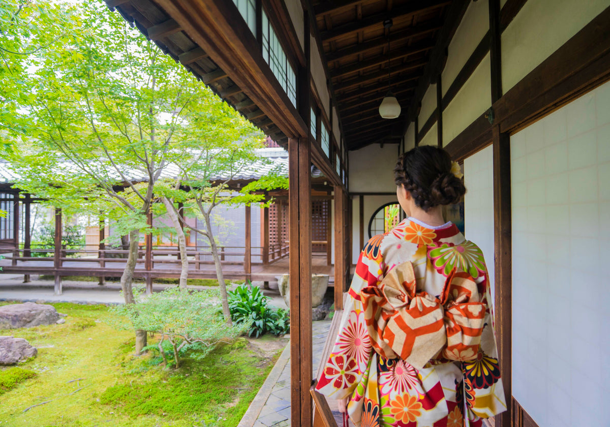 Revive Kimono

We give vintage kimono and obi a second life.
Once worn in formal ceremonies in Japan, these textiles are reborn as modern pieces you can carry every day.

Each item is one of a kind.
No two patterns. No repeats. No restocks.

Own a story woven decades ago.

